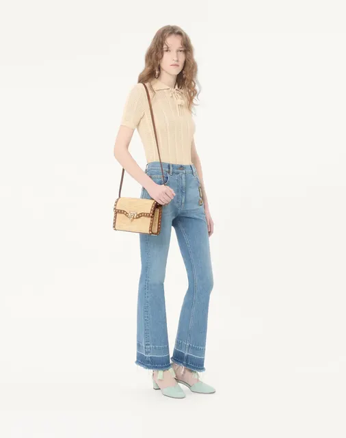 Маленькая сумка через плечо Valentino Garavani Rockstud из рафии