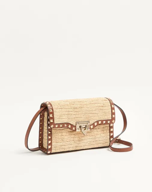 Маленькая сумка через плечо Valentino Garavani Rockstud из рафии