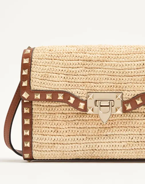 Маленькая сумка через плечо Valentino Garavani Rockstud из рафии