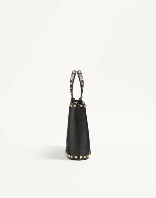 Маленькая сумка-тоут Valentino Garavani Rockstud из зернистой телячьей кожи