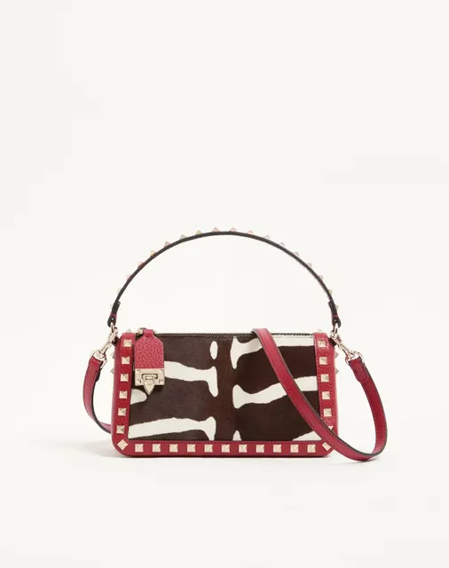 Маленькая сумка через плечо Valentino Garavani Rockstud из телячьей кожи с ворсистой отделкой и анималистичным принтом