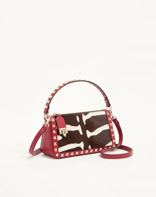 Маленькая сумка через плечо Valentino Garavani Rockstud из телячьей кожи с ворсистой отделкой и анималистичным принтом