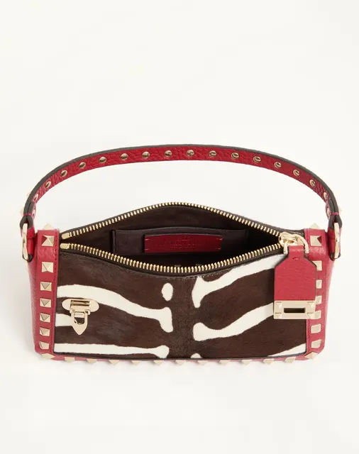 Маленькая сумка через плечо Valentino Garavani Rockstud из телячьей кожи с ворсистой отделкой и анималистичным принтом