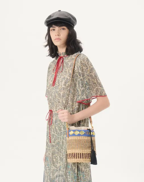 Маленькая сумка-ведро Valentino Garavani с вышивкой из рафии