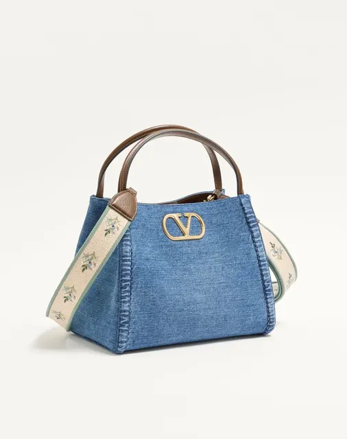Сумка с ручками среднего размера Valentino Garavani Alltime из денима с вышитым плечевым ремнём