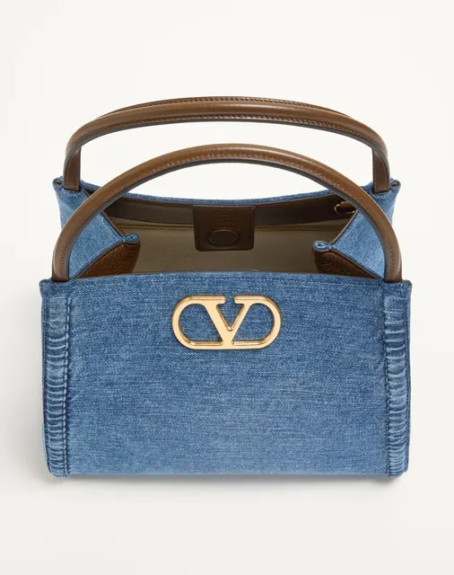 Сумка с ручками среднего размера Valentino Garavani Alltime из денима с вышитым плечевым ремнём