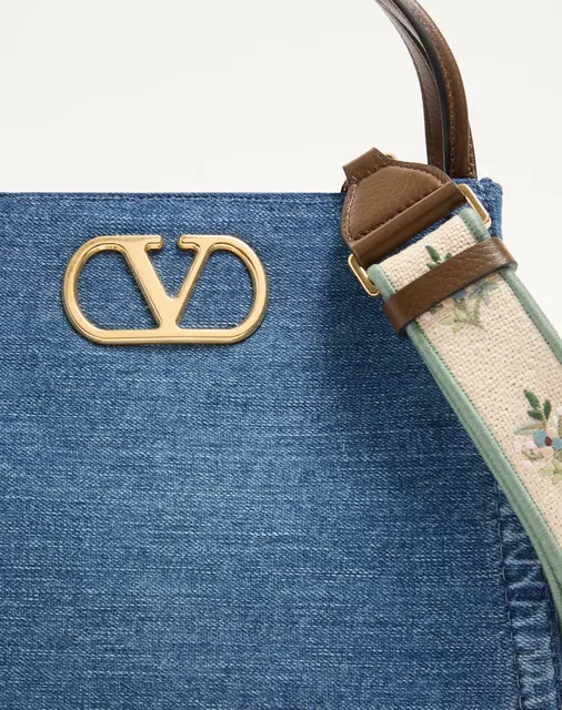 Сумка с ручками среднего размера Valentino Garavani Alltime из денима с вышитым плечевым ремнём
