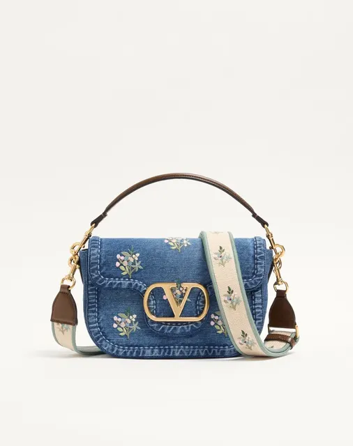 Сумка через плечо среднего размера Valentino Garavani Alltime из денима с вышивкой с вышитым плечевым ремнём