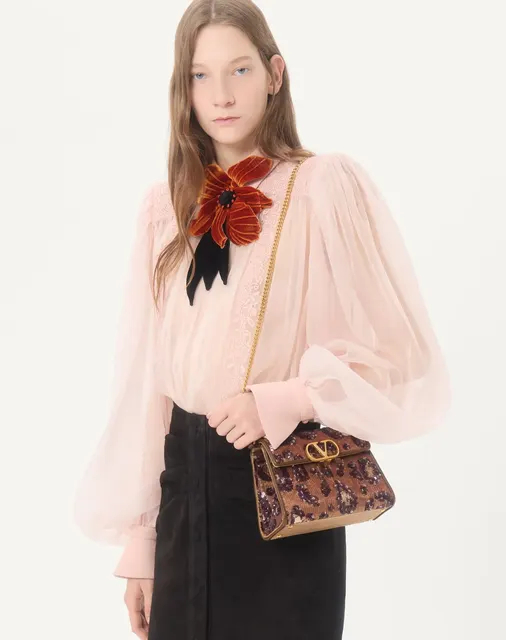 Мини-сумка с ручкой Valentino Garavani VSLING с анималистичной вышивкой