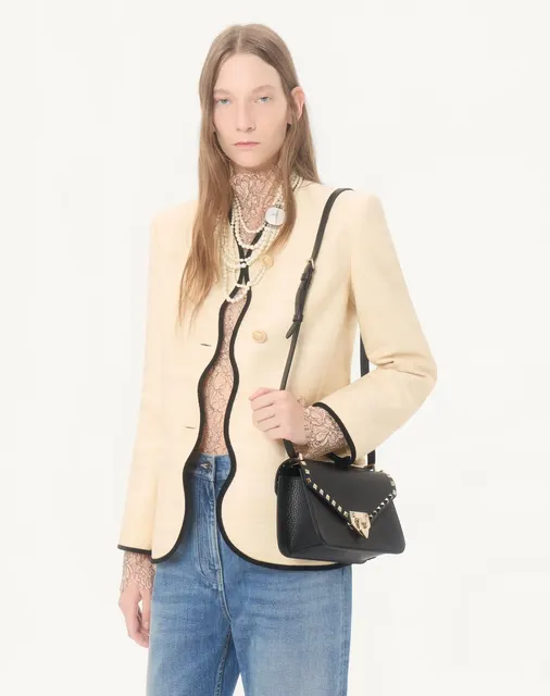 Маленькая сумка через плечо Valentino Garavani Rockstud из зернистой телячьей кожи