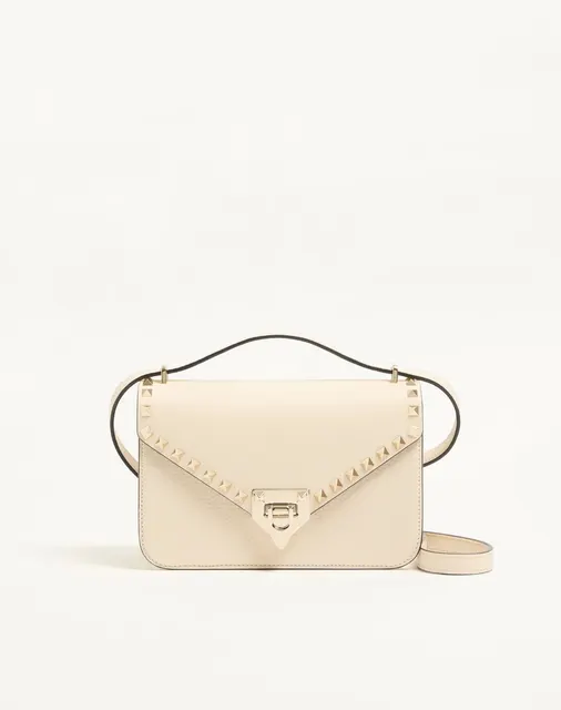 Маленькая сумка через плечо Valentino Garavani Rockstud из зернистой телячьей кожи