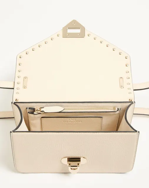 Маленькая сумка через плечо Valentino Garavani Rockstud из зернистой телячьей кожи