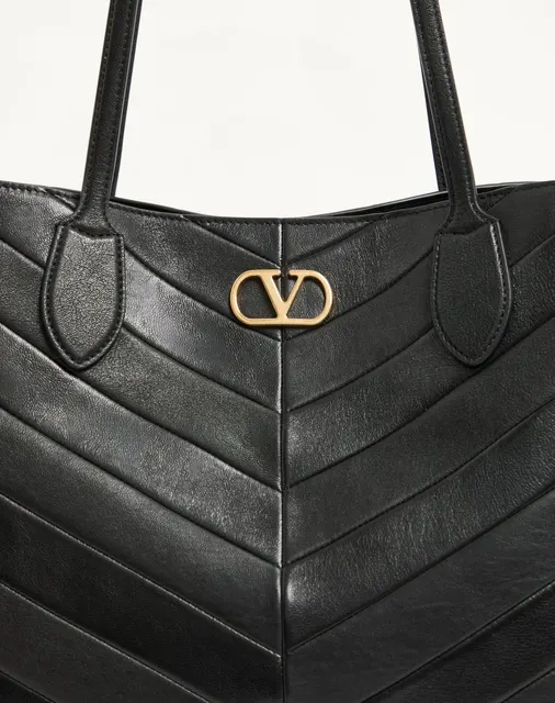 Сумка-тоут среднего размера Valentino Garavani Jean из кожи наппа с шевронным узором