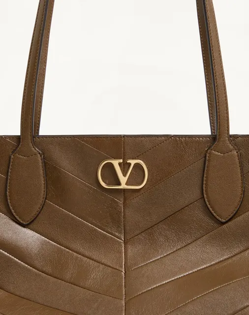 Сумка-тоут среднего размера Valentino Garavani Jean из кожи наппа с шевронным узором