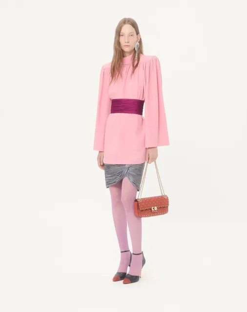 Сумка через плечо среднего размера Valentino Garavani Rockstud Spike из козьей кожи