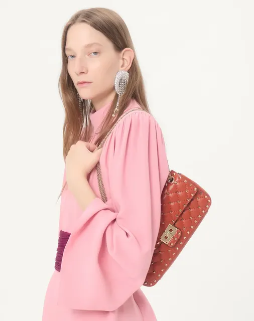 Сумка через плечо среднего размера Valentino Garavani Rockstud Spike из козьей кожи