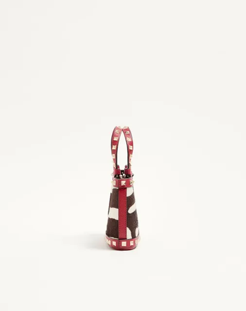 Мини-сумка-тоут Valentino Garavani Rockstud из телячьей кожи с ворсистой отделкой и анималистичным принтом