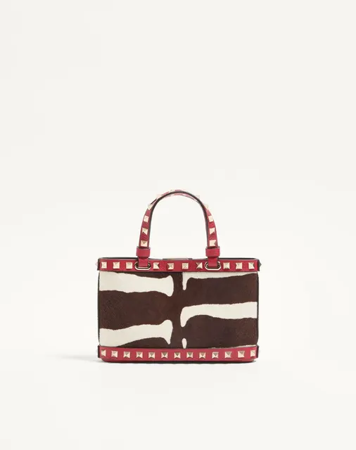 Мини-сумка-тоут Valentino Garavani Rockstud из телячьей кожи с ворсистой отделкой и анималистичным принтом