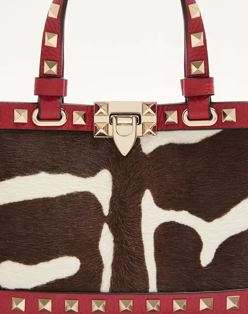 Мини-сумка-тоут Valentino Garavani Rockstud из телячьей кожи с ворсистой отделкой и анималистичным принтом