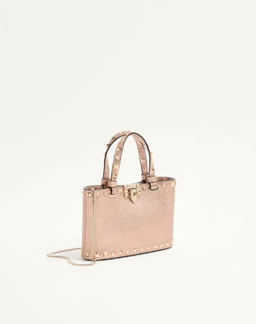 Мини-сумка-тоут Rockstud из ламинированной зернистой телячьей кожи