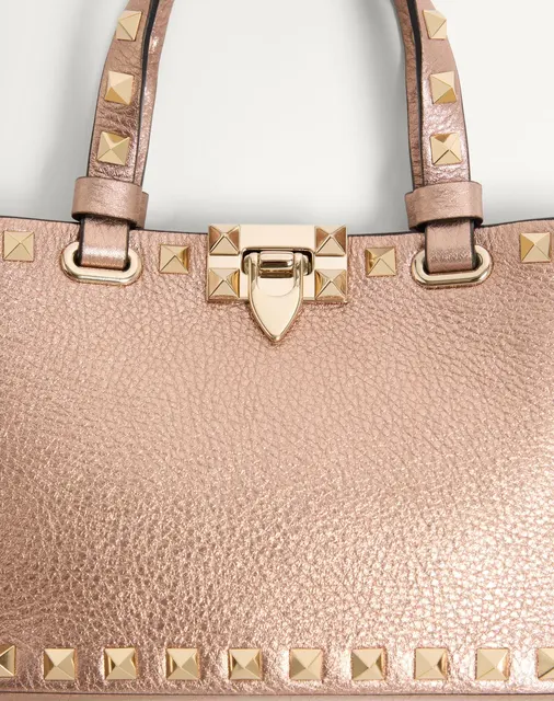 Мини-сумка-тоут Rockstud из ламинированной зернистой телячьей кожи