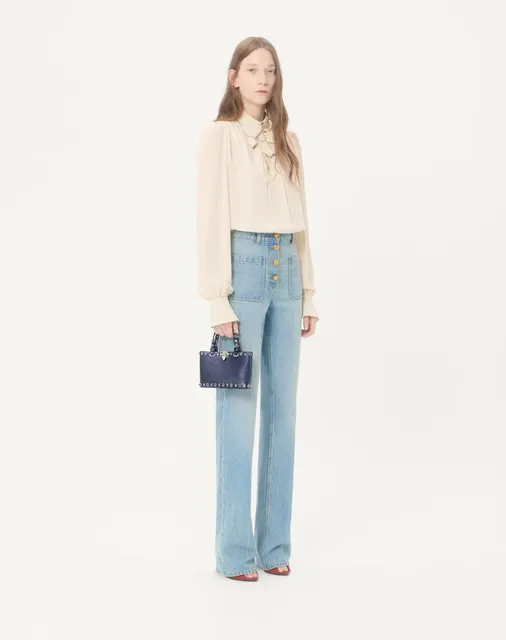 Мини-сумка-тоут Valentino Garavani Rockstud из ламинированной телячьей кожи