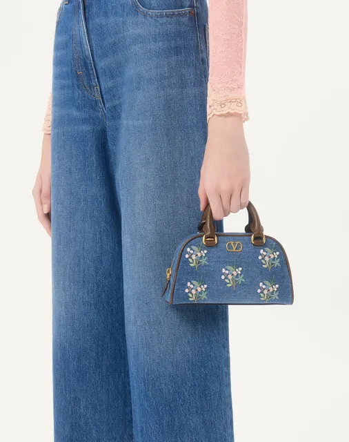 Мини-сумка-боулинг Valentino Garavani VLogo Signature из денима с цветочной вышивкой