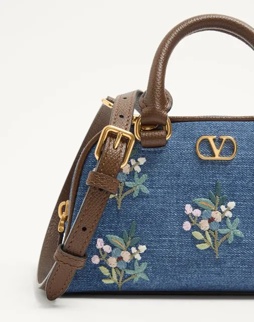 Мини-сумка-боулинг Valentino Garavani VLogo Signature из денима с цветочной вышивкой