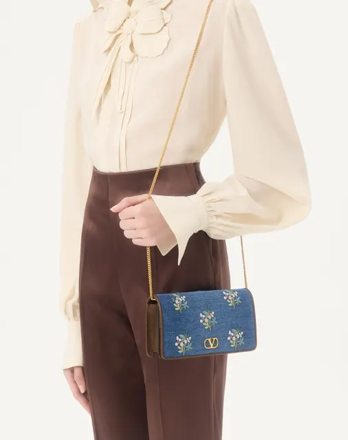 Мини-сумка через плечо Valentino Garavani VLogo Signature из денима с цветочной вышивкой
