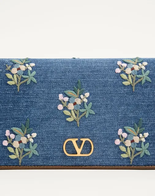 Мини-сумка через плечо Valentino Garavani VLogo Signature из денима с цветочной вышивкой