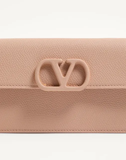Кошелёк на цепочке VLogo Signature из зернистой телячьей кожи