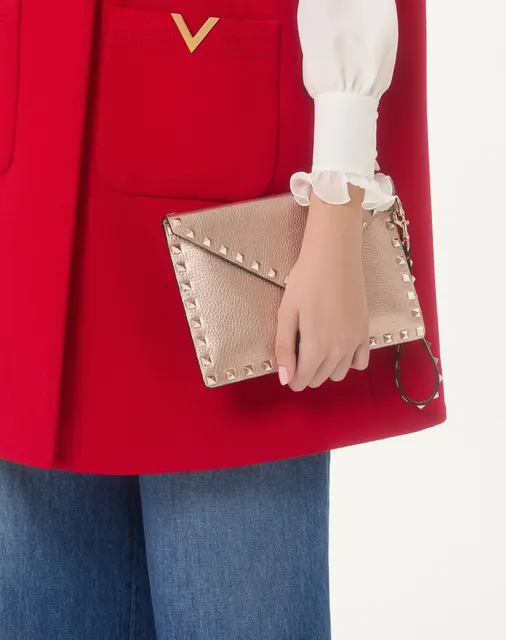 Клатч Rockstud из ламинированной зернистой телячьей кожи