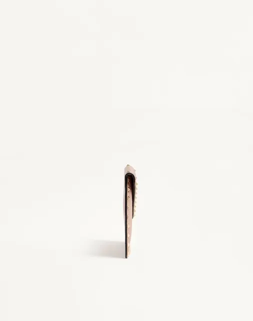 Клатч Rockstud из ламинированной зернистой телячьей кожи
